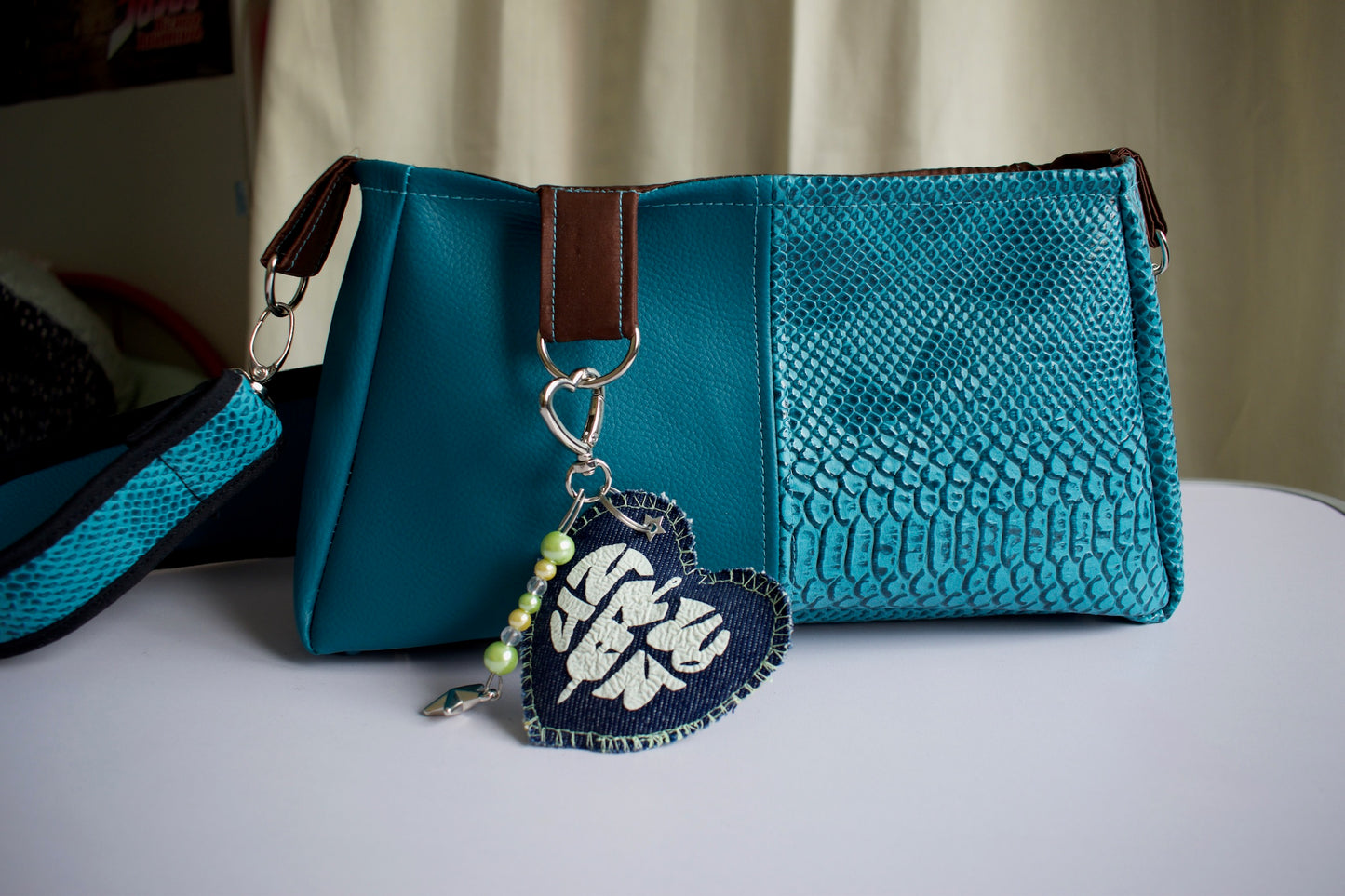 Sac baguette VEGA bleu fait main en France sac d'épaule NewJen porte-clés coeur et perles
