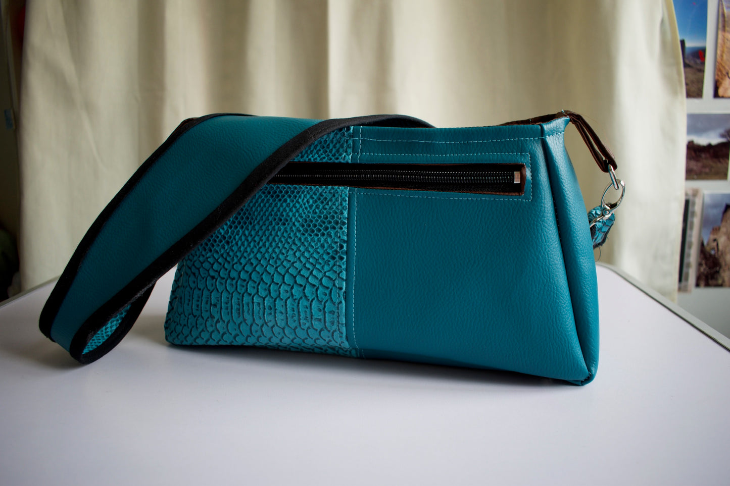 Sac baguette VEGA bleu fait main en France sac d'épaule NewJen similicuir crocodile