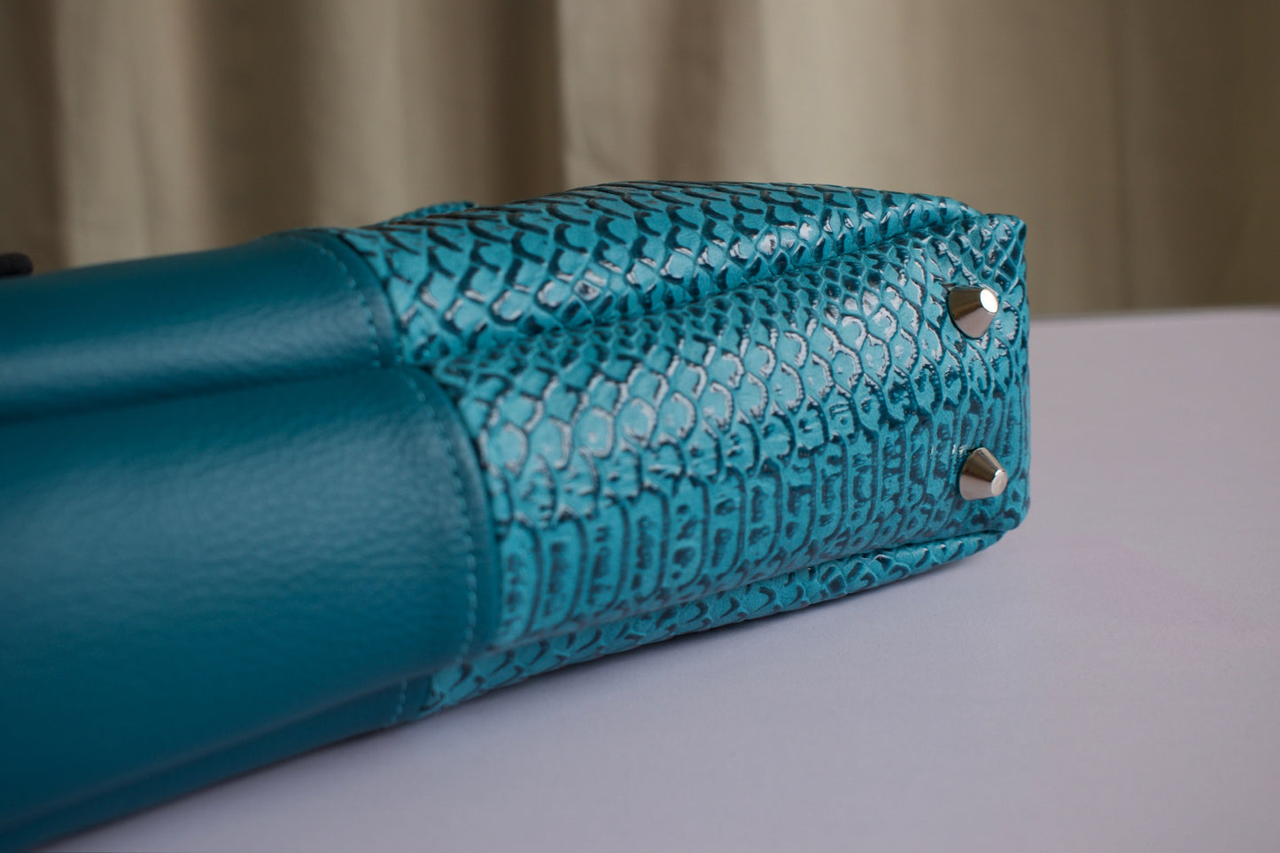 Sac baguette VEGA bleu fait main en France sac d'épaule NewJen pied de sac métallique