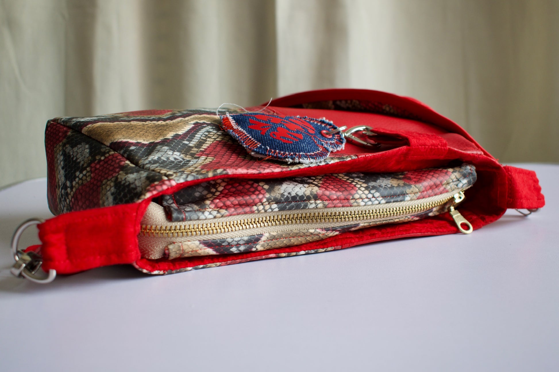 Sac baguette VEGA rouge fait main en France sac d'épaule NewJen édition ultra limitée