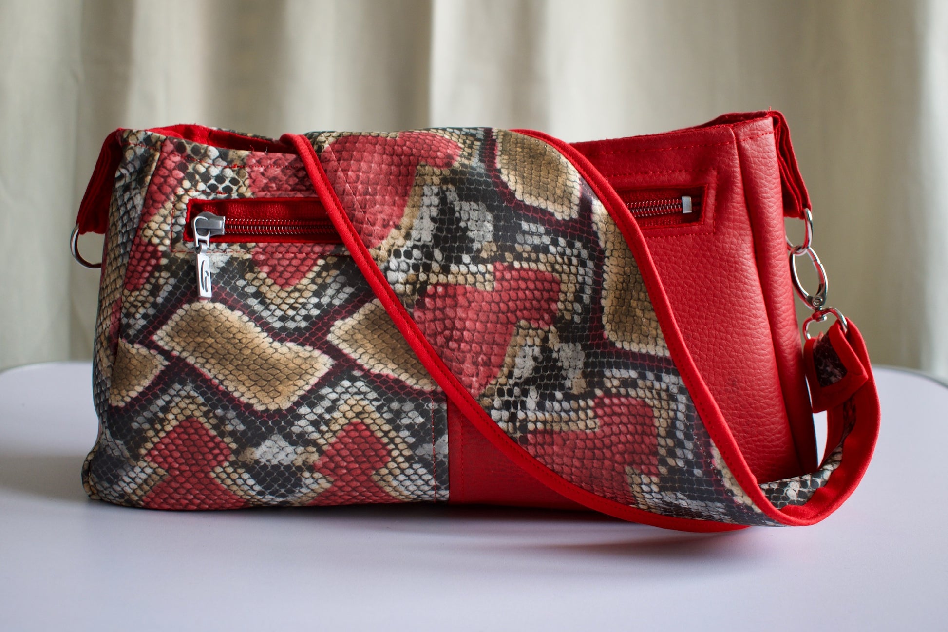 Sac baguette VEGA rouge fait main en France sac d'épaule NewJen poche arrière zippée