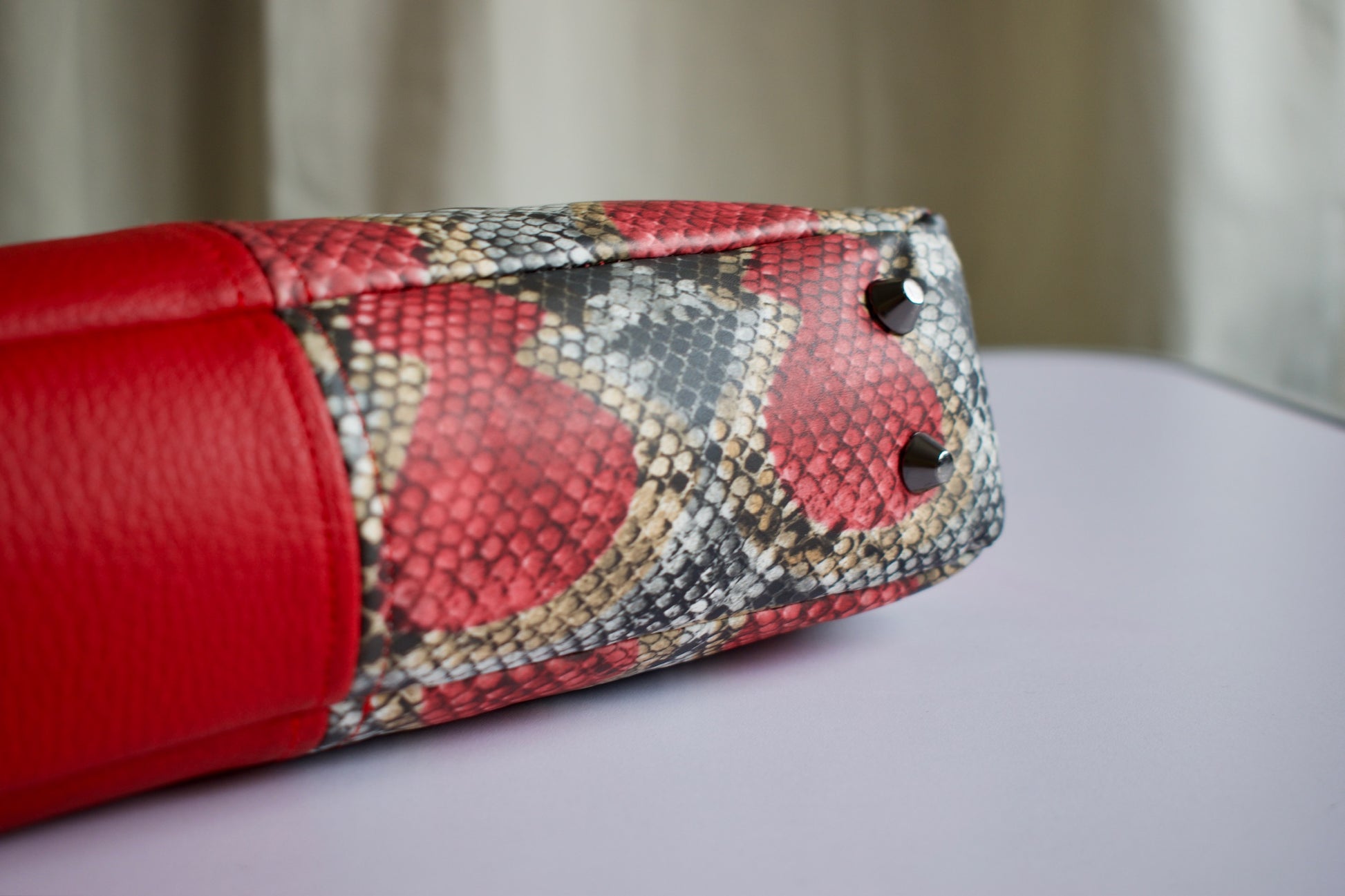 Sac baguette VEGA rouge fait main en France sac d'épaule NewJen pieds de sac métalliques pour support
