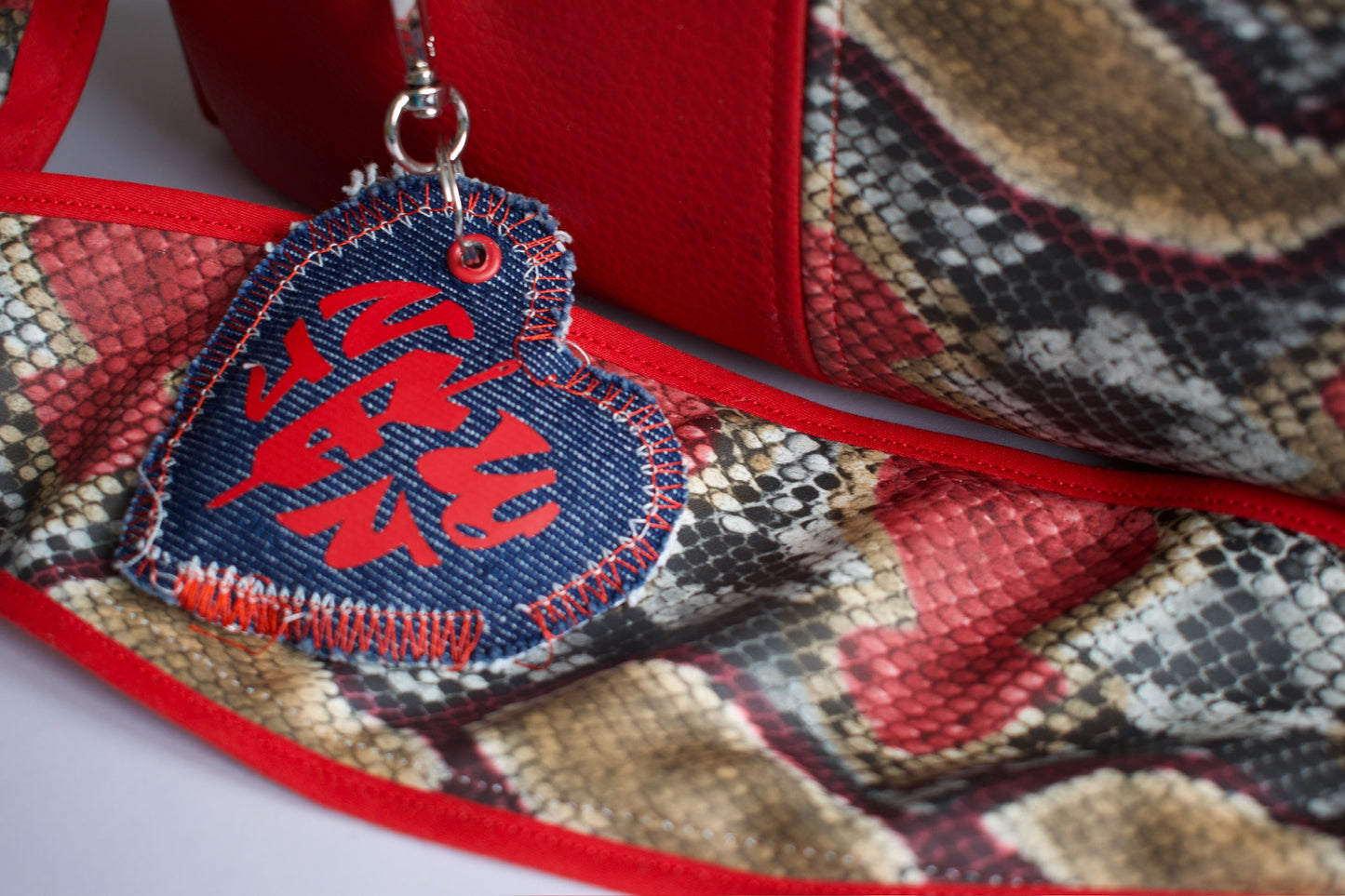 Sac baguette VEGA rouge fait main en France sac d'épaule NewJen porte-clés coeur floqué 