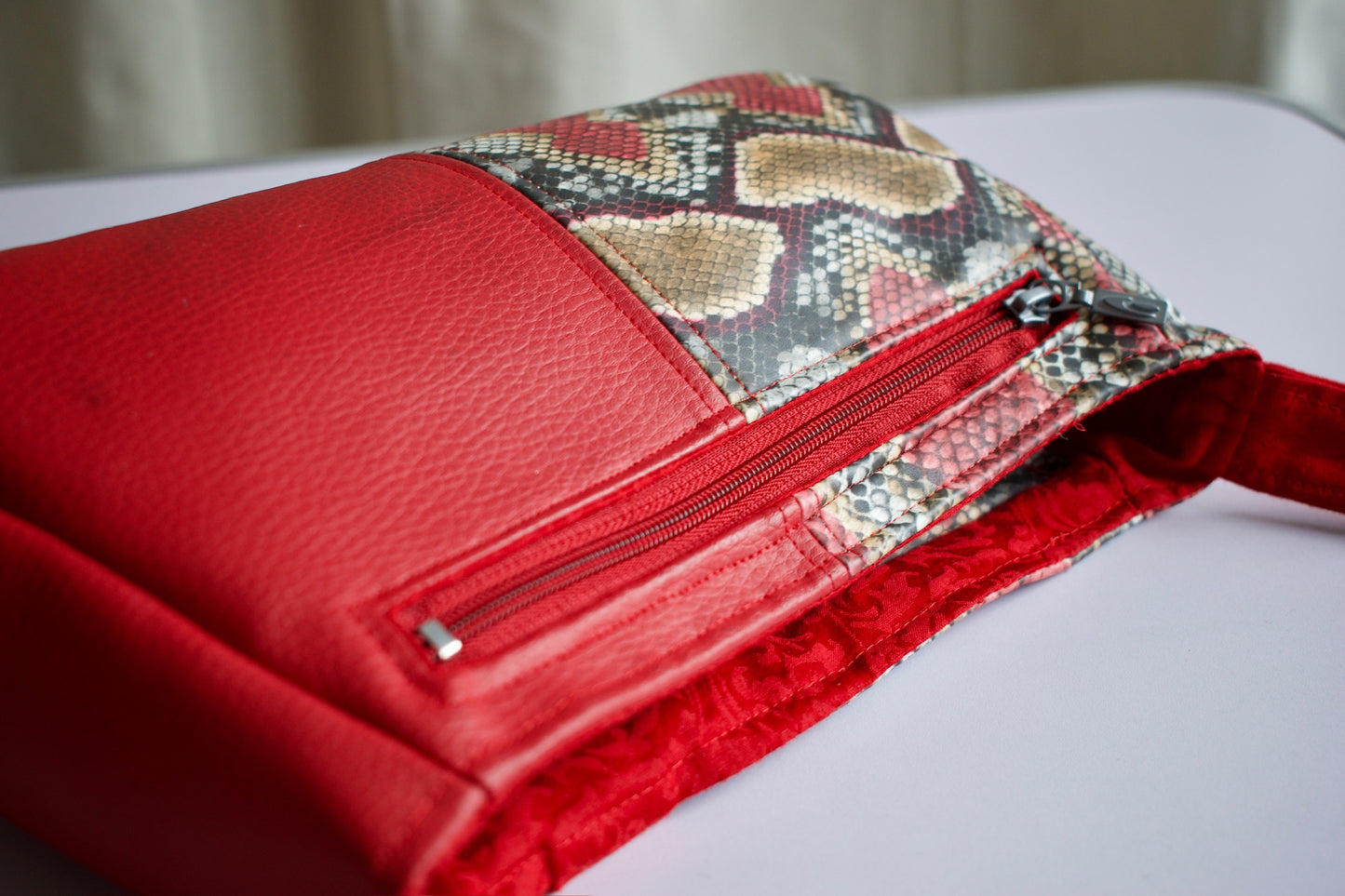 Sac baguette VEGA rouge fait main en France sac d'épaule NewJen multipoches pratique organisation 