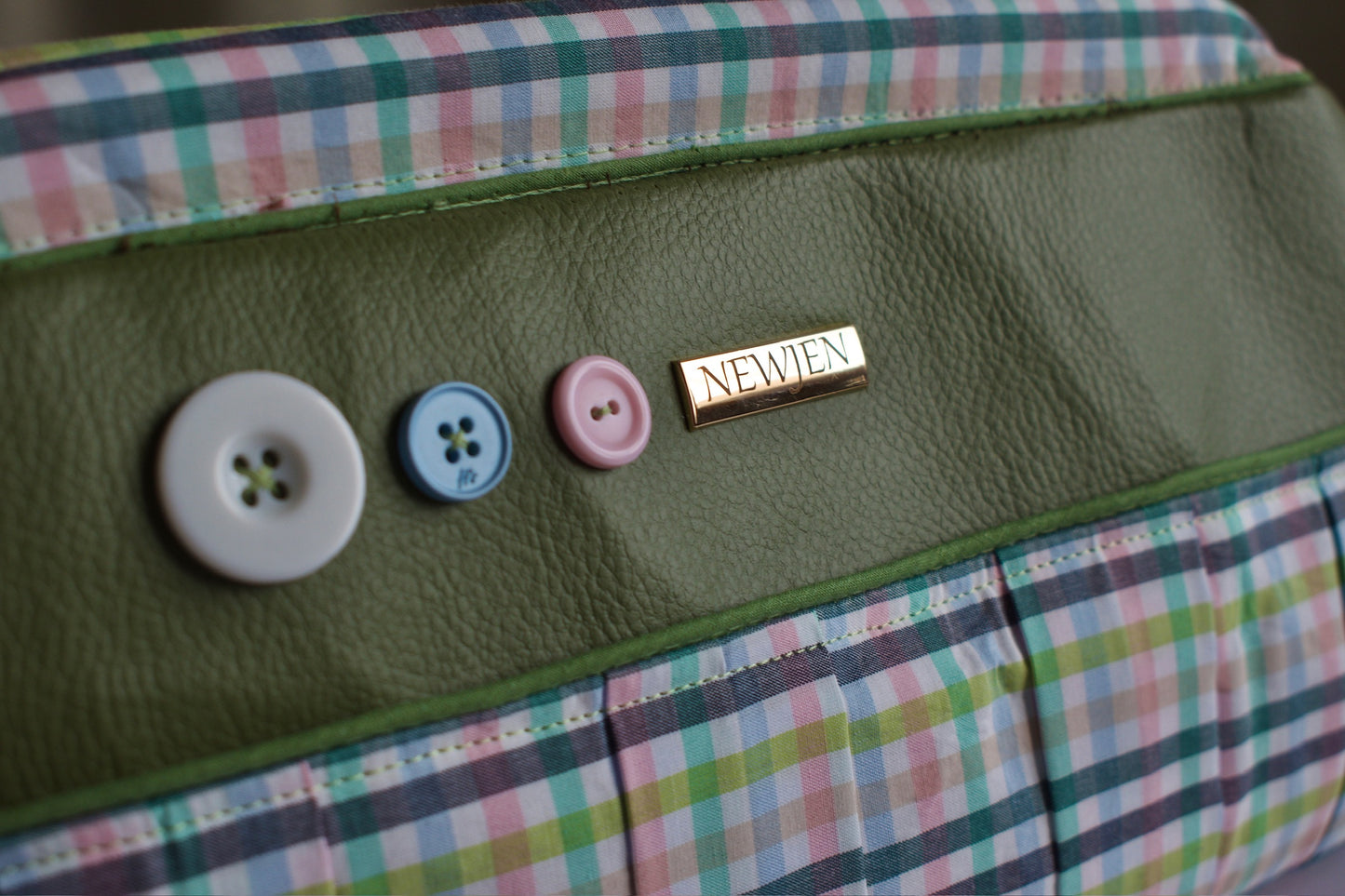 sac NAOS vert pochette bandoulière artisanale NewJen boutons décoratifs colorés étiquette métal passepoil élégant