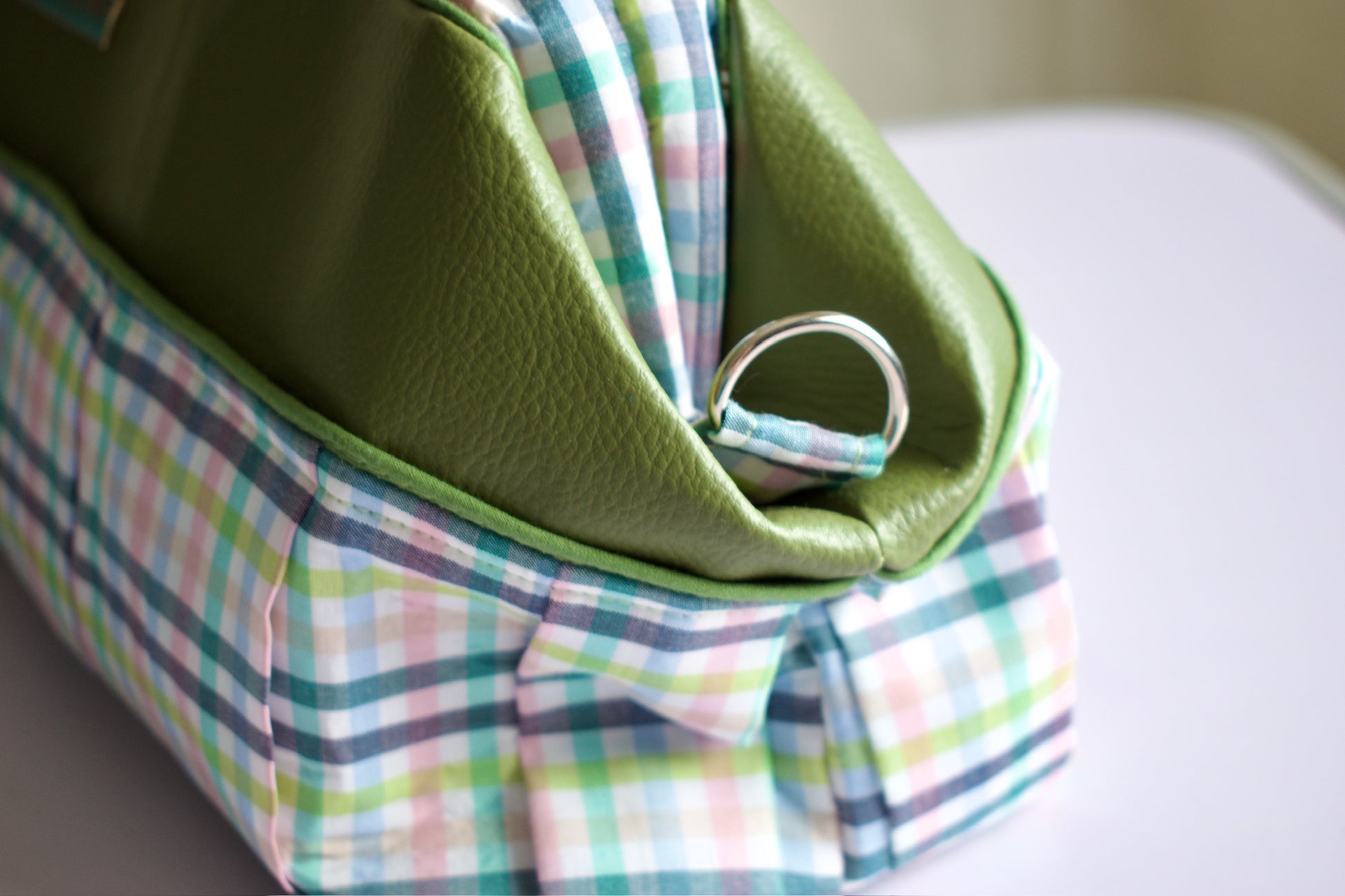 sac NAOS vert pochette bandoulière artisanale NewJen anse détachable anneaux métalliques