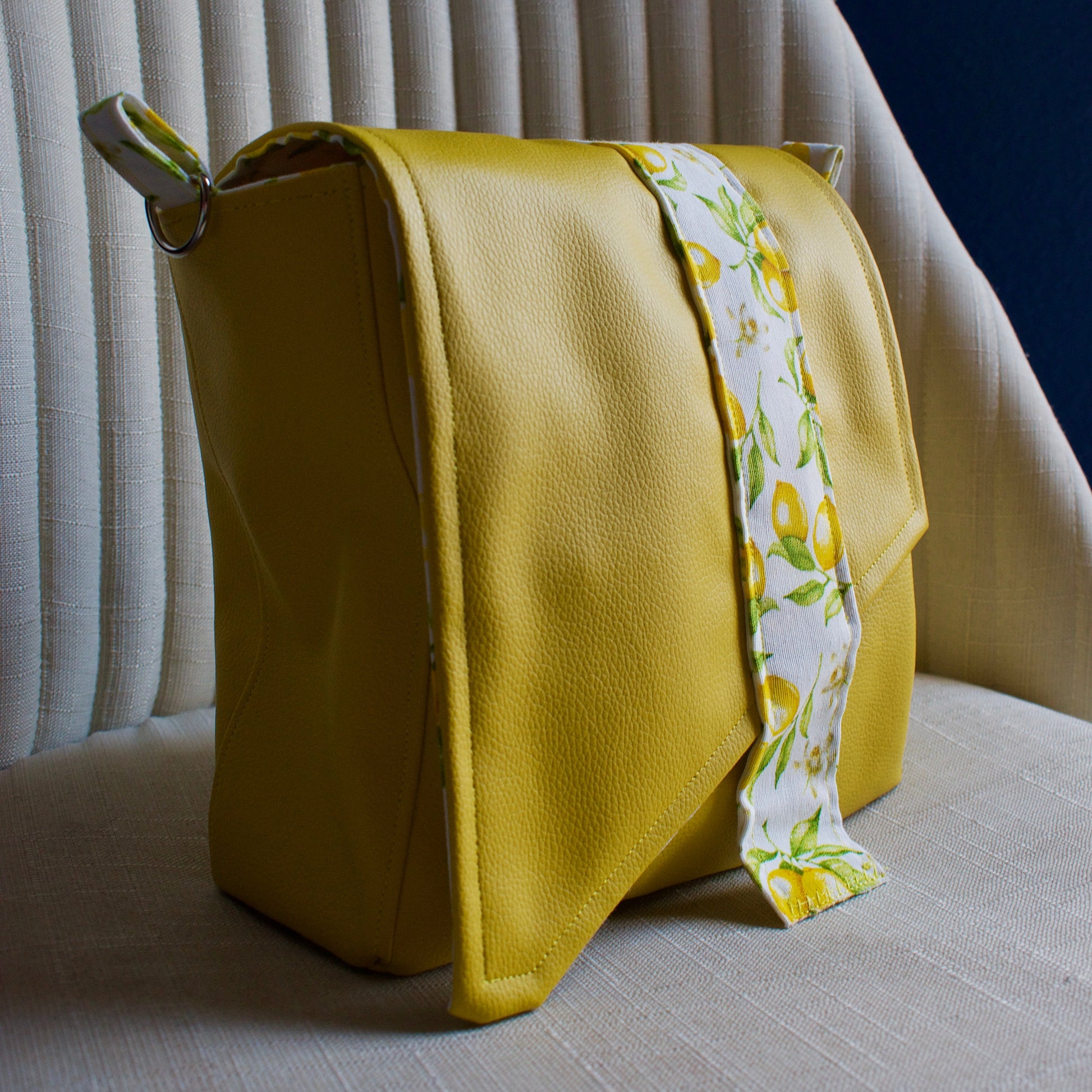 sac à rabat asymétrique newjen jaune citron surpiqures artisanales sac de qualité