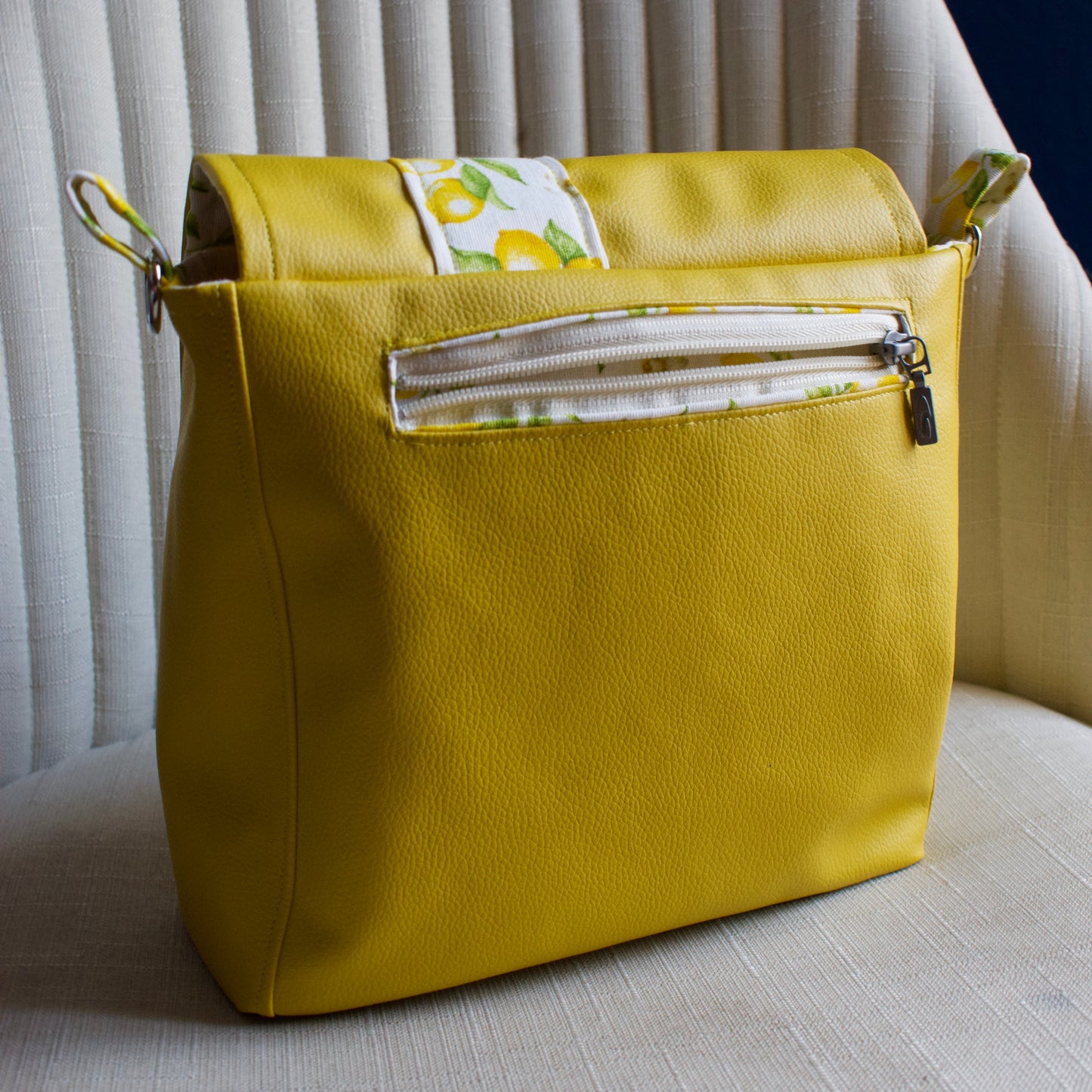 sac jaune à motifs citrons poche plate arrière zippée