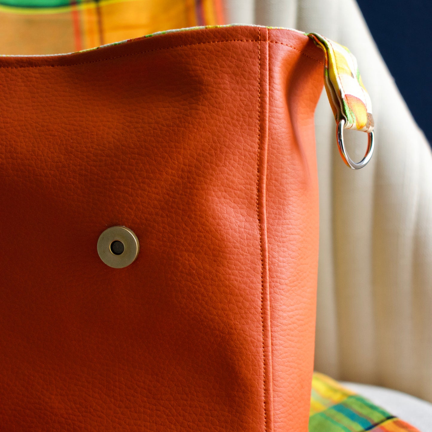 sac à rabat orange newjen fermeture par bouton pression aimanté surpiqures droites sac créateur
