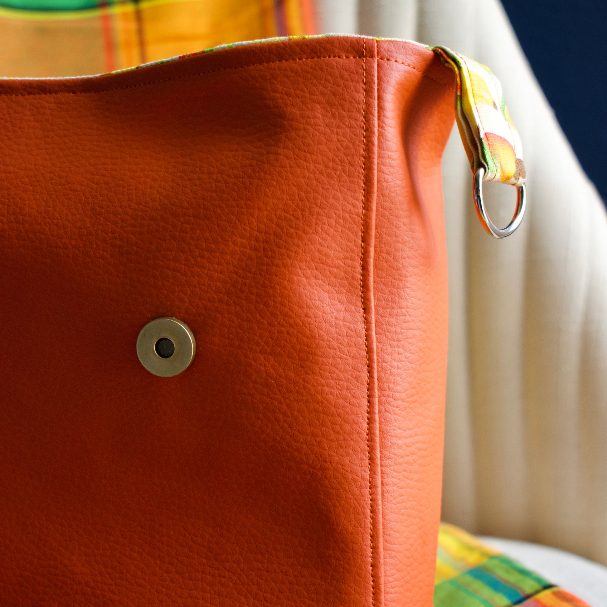 sac à rabat orange newjen fermeture par bouton pression aimanté surpiqures droites sac créateur