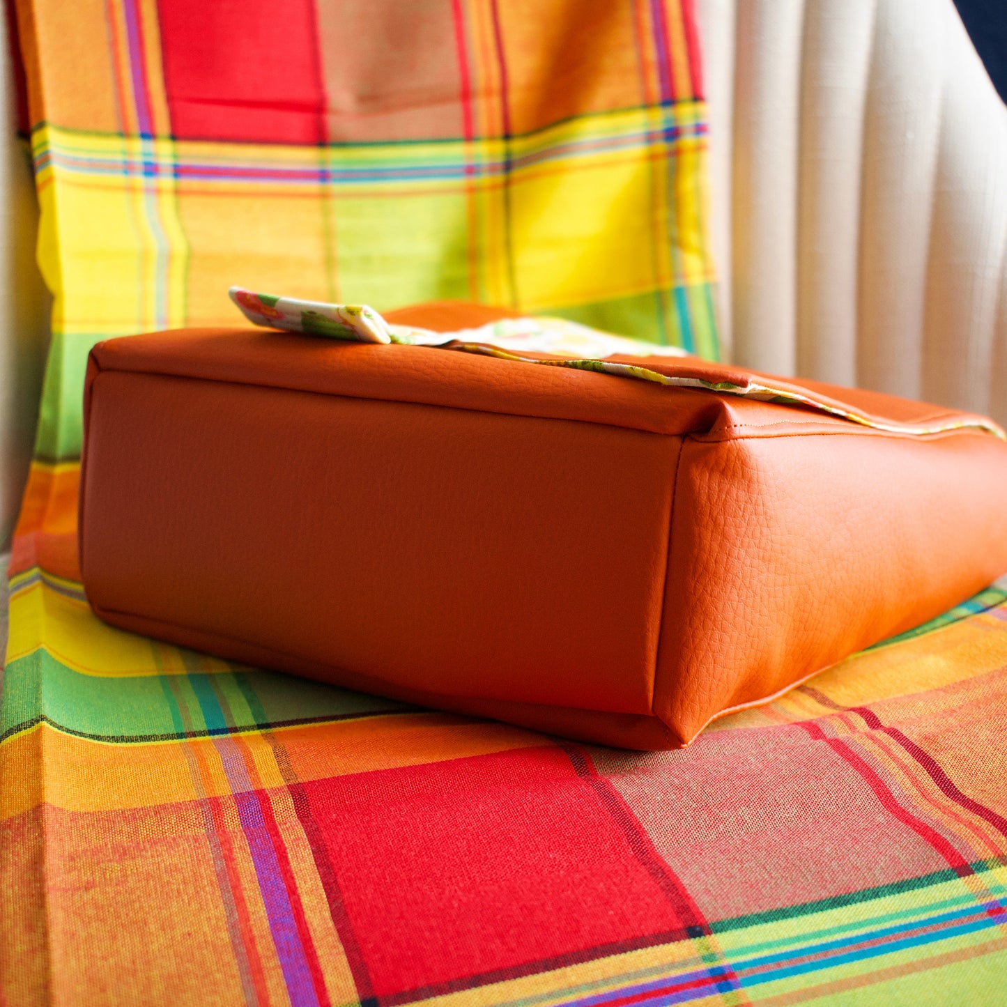 dessous du sac créateur newjen en similicuir orange