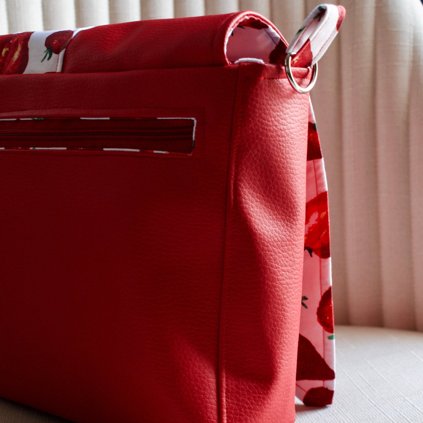 sac fraises similicuir rouge newjen modèle Maïa surpiqure détails nets