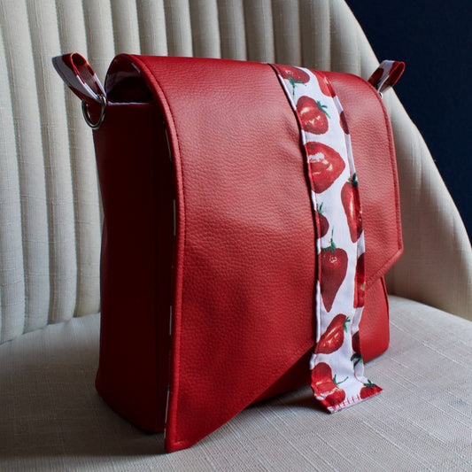 sac à rabat avec bandoulière newjen motifs fraises similicuir rouge sac créateur estival coloré 